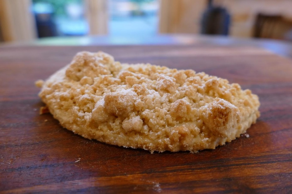 Holzofen-Streusel-Preiselbeertasche